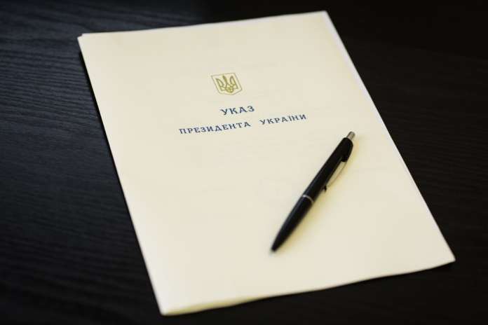 Порошенко нагородив полковника СБУ Олександра Хараберюша, який загинув внаслідок підриву авто у Маріуполі Порошенко нагородив полковника СБУ Олександра Хараберюша, який загинув внаслідок підриву авто у Маріуполі