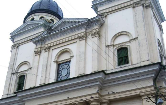 Над центральним входом Преображенської церкви монтують відреставрований вітраж Над центральним входом Преображенської церкви монтують відреставрований вітраж