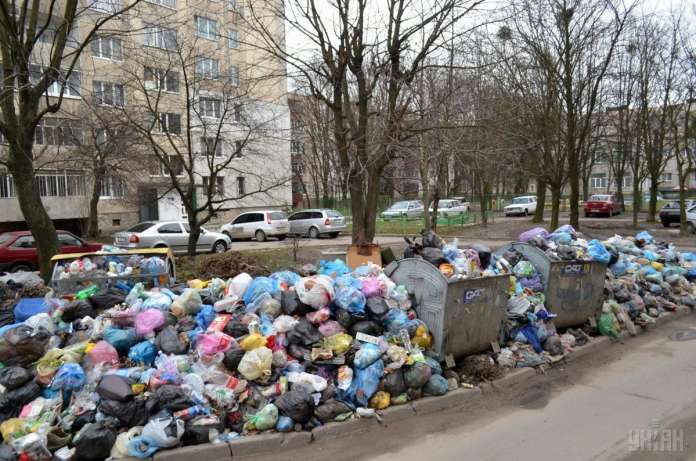 На Рівненщині затримали вантажівку з львівським сміттям у супроводі Lexus На Рівненщині затримали вантажівку з львівським сміттям у супроводі Lexus