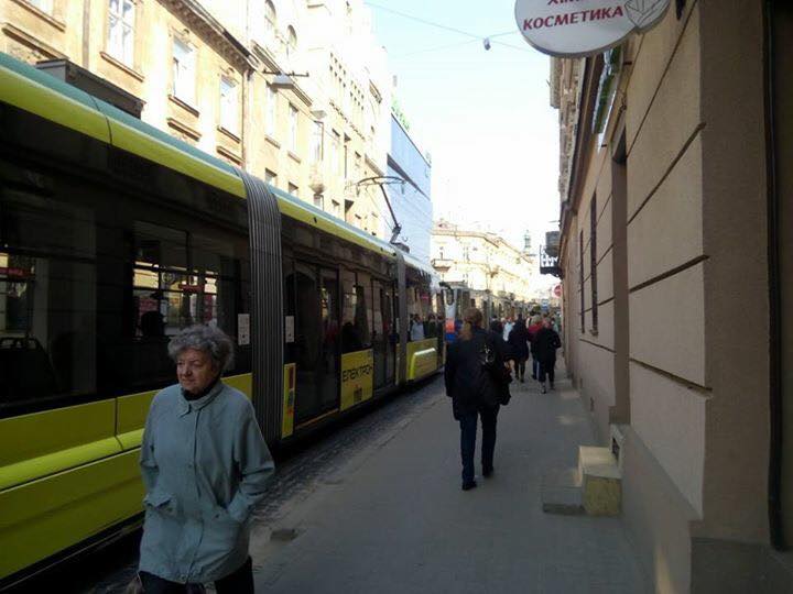 На вулиці Франка жахливі затори: через ДТП стоять всі трамваї
