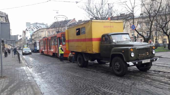 У Львові, на вулиці Франка, стоять трамваї У Львові, на вулиці Франка, стоять трамваї
