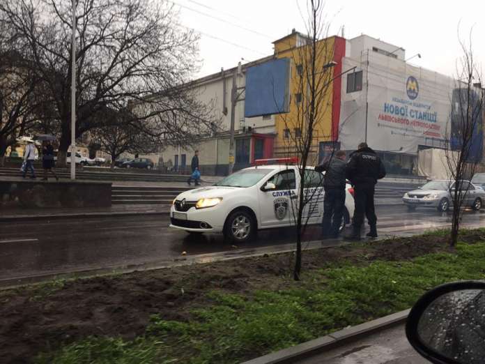 Водій охоронної фірми так поспішав, що не помітив пішохода на переході Водій охоронної фірми так поспішав, що не помітив пішохода на переході