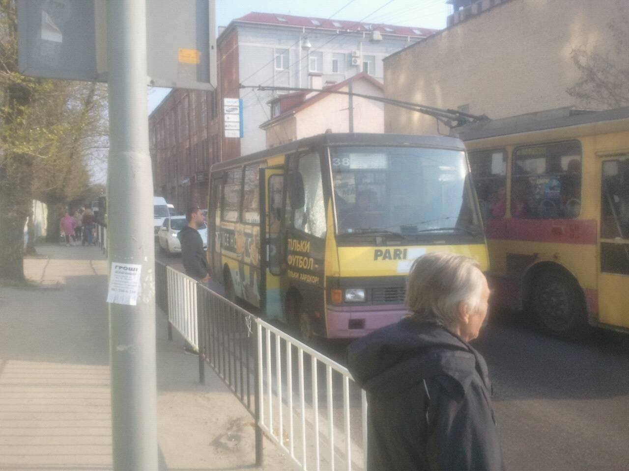 Узяв і розбив вікно: як львівський дідусь відреагував на відмову водія автобуса - 2