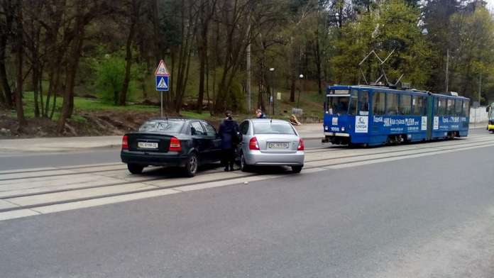 У Львові на вулиці Стуса через ДТП зупинилися трамваї У Львові на вулиці Стуса через ДТП зупинилися трамваї