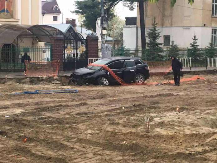 ДТП у Львові: водій не помітив бетонних блоків (фото) ДТП у Львові: водій не помітив бетонних блоків (фото)