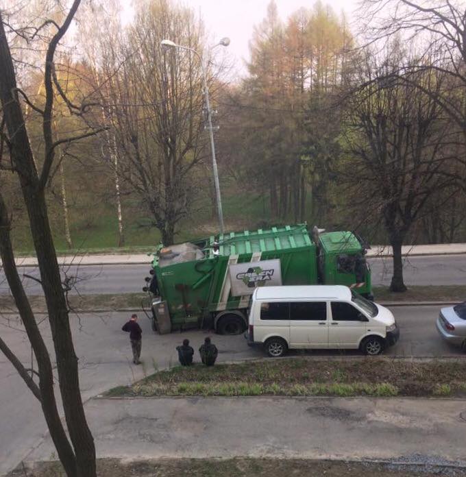 У Львові провалився сміттєвоз - 1