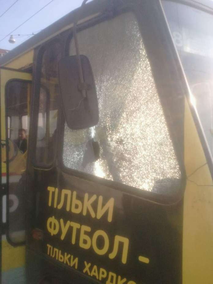 Узяв і розбив вікно: як львівський дідусь відреагував на відмову водія автобуса Узяв і розбив вікно: як львівський дідусь відреагував на відмову водія автобуса