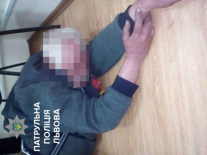 П’яний водій у відділку ліг на підлогу і вдав, що спить П’яний водій у відділку ліг на підлогу і вдав, що спить