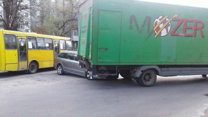 У Львові легковик влетів під вантажівку У Львові легковик влетів під вантажівку
