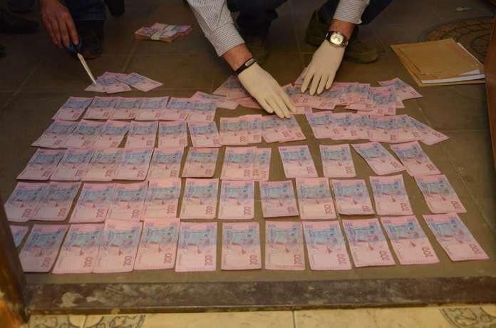 На хабарі спіймали керівника управління Держгеокадастру Івано-Франківщини На хабарі спіймали керівника управління Держгеокадастру Івано-Франківщини