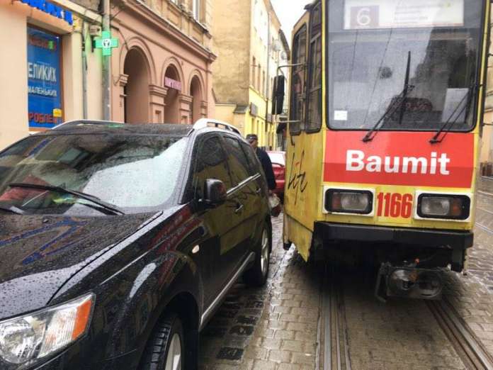 У Львові припаркований автомобіль заблокував трамвай У Львові припаркований автомобіль заблокував трамвай