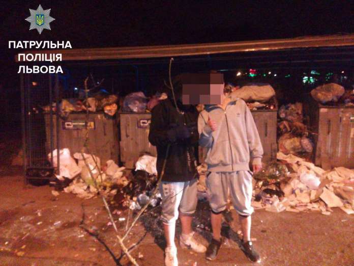 На Кульпарківській підлітки будували барикаду зі сміття (фото) На Кульпарківській підлітки будували барикаду зі сміття (фото)