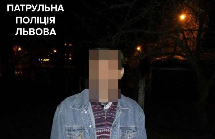 У Львові затримали чоловіка, який крав тротуарну плитку (фото) У Львові затримали чоловіка, який крав тротуарну плитку (фото)