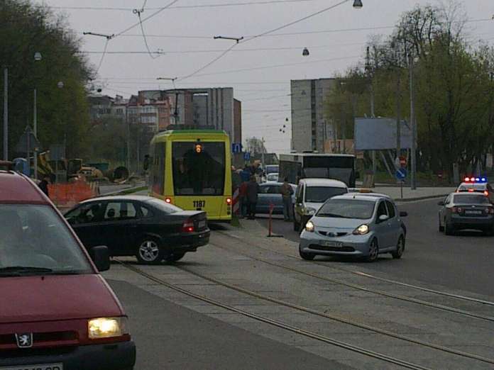 На вулиці Стуса автомобіль врізався у трамвай На вулиці Стуса автомобіль врізався у трамвай