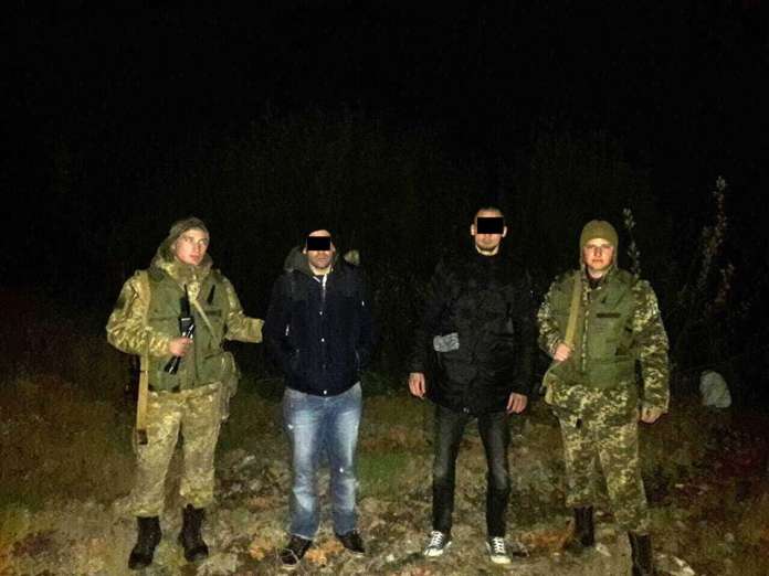 За 70 метрів до кордону прикордонники затримали двох алжирців За 70 метрів до кордону прикордонники затримали двох алжирців