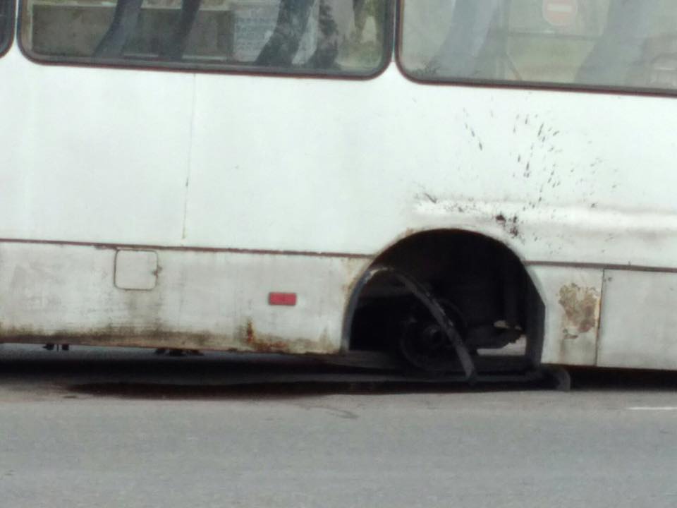 У Львові в маршрутки під час руху відпало колесо (фото)