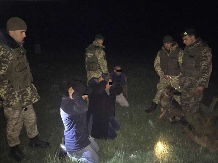 На Львівщині впіймали нелегалів з Туреччини, які хотіли потрапити у Польщу На Львівщині впіймали нелегалів з Туреччини, які хотіли потрапити у Польщу