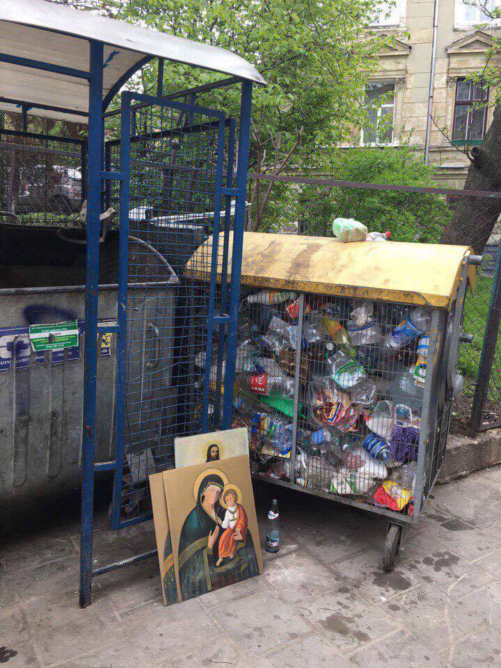 У Львові перехожий виявив у сміттєвому контейнері дивну знахідку (фото) - 2