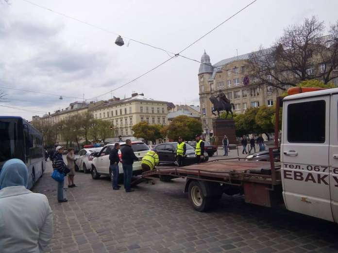 У центрі Львова позашляховик в’їхав в автобус (фото) У центрі Львова позашляховик в’їхав в автобус (фото)