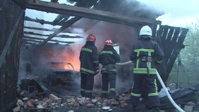 Під час пожежі в гаражі ледь не вибухнув кисневий балон (фото, відео) Під час пожежі в гаражі ледь не вибухнув кисневий балон (фото, відео)