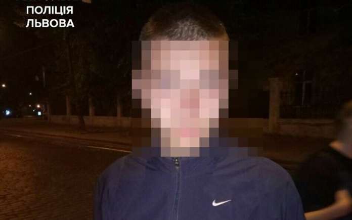 У Львові патрульні затримали юнака, який пограбував чоловіка У Львові патрульні затримали юнака, який пограбував чоловіка