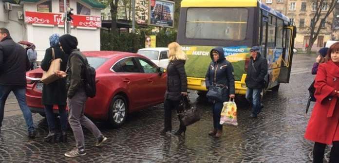 Рух у центрі міста ускладнений через ДТП (фото) Рух у центрі міста ускладнений через ДТП (фото)