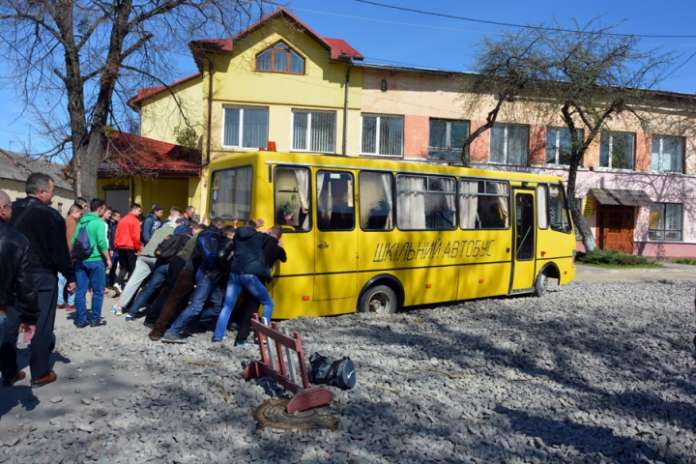 У Бродах застряг автобус з футболістами У Бродах застряг автобус з футболістами