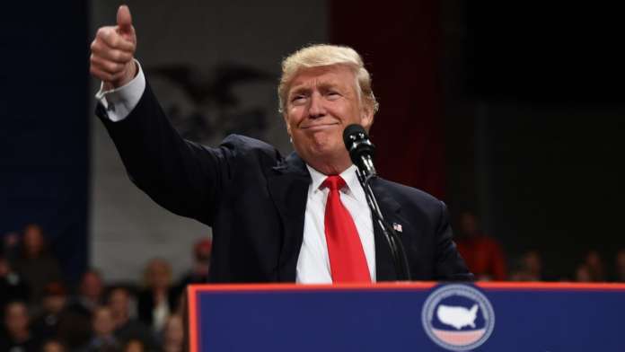 Під час виступу Трампа невідомий розкидав російські прапорці Під час виступу Трампа невідомий розкидав російські прапорці