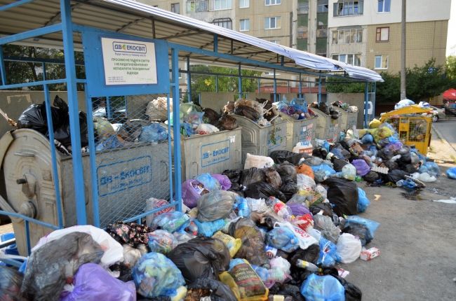У Львові переповнені сміттям 539 контейнерних майданчиків