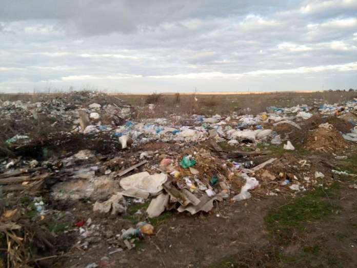 На Тернопільщині селяни з поля зробили сміттєзвалище (фото) На Тернопільщині селяни з поля зробили сміттєзвалище (фото)