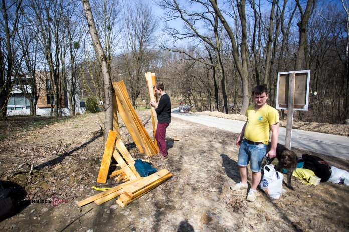 Як львів’яни власноруч створюють урбан-сади в місті (фоторепортаж) Як львів’яни власноруч створюють урбан-сади в місті (фоторепортаж)