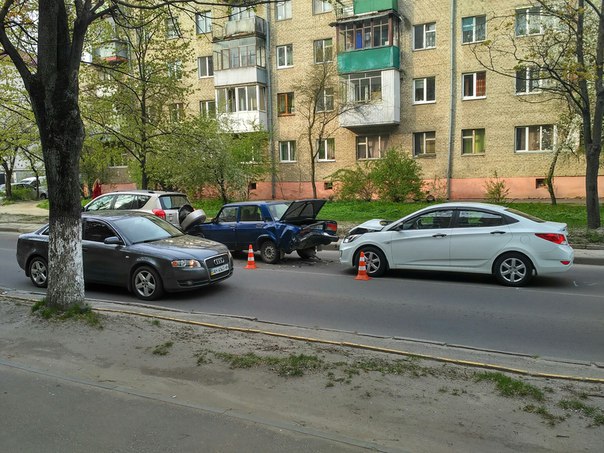 На вулиці Сахарова у Львові зіткнулись три автівки (фото)