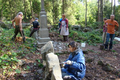 Волонтери з Польщі та України відновлюватимуть старий цвинтар на Турківщині