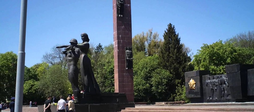 Депутат вимагає від Садового демонтувати комуністичні символи у Львові