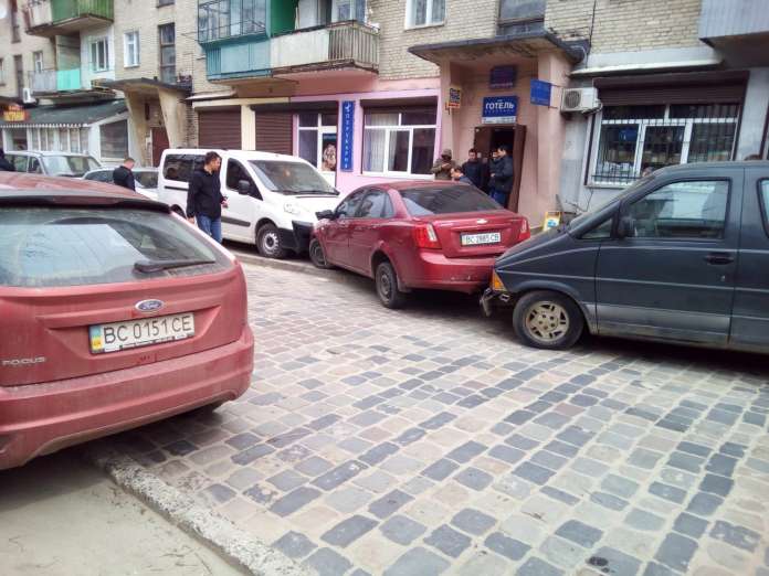 У Львові водій в’їхав у припарковані автівки (фото) У Львові водій в’їхав у припарковані автівки (фото)