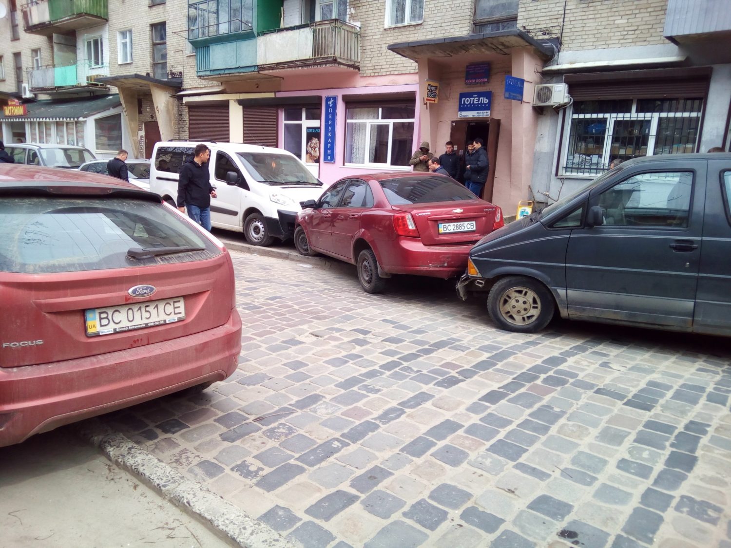 У Львові водій в'їхав у припарковані автівки (фото)