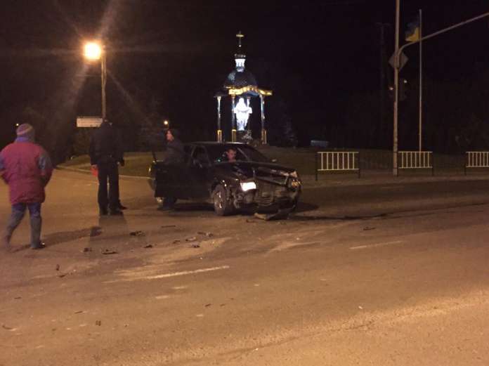 Біля Львова жорстко зіткнулися два автомобілі (фото) Біля Львова жорстко зіткнулися два автомобілі (фото)