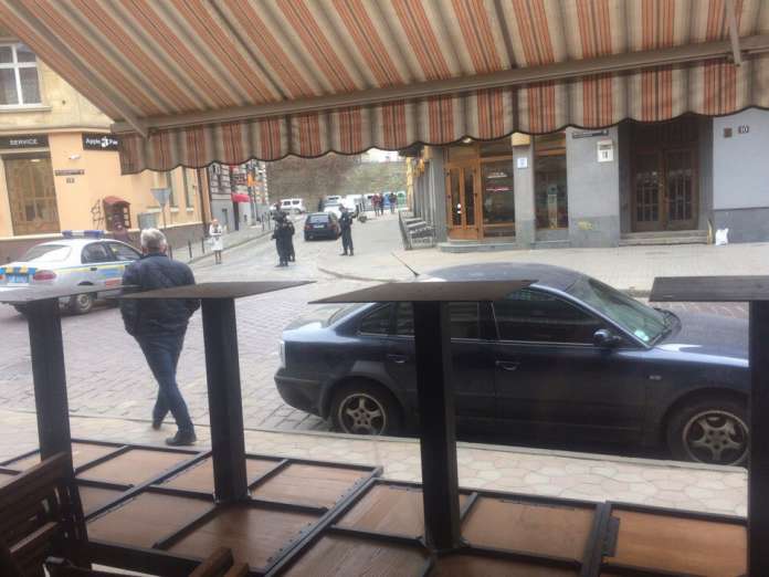 Через загадкову знахідку поліцейським довелося перекривати вулицю у Львові Через загадкову знахідку поліцейським довелося перекривати вулицю у Львові