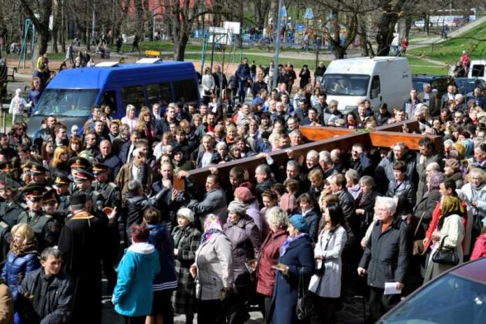 Завтра у Львові через Хресну дорогу перекриватимуть рух Завтра у Львові через Хресну дорогу перекриватимуть рух