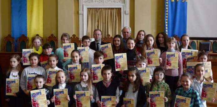У Ратуші проходить виставка дитячих художніх робіт «Я є Львів» У Ратуші проходить виставка дитячих художніх робіт «Я є Львів»