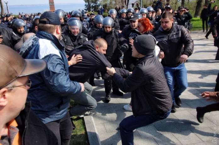 В Одесі сталися сутички між націоналістами та проросійськими силами (фото) В Одесі сталися сутички між націоналістами та проросійськими силами (фото)