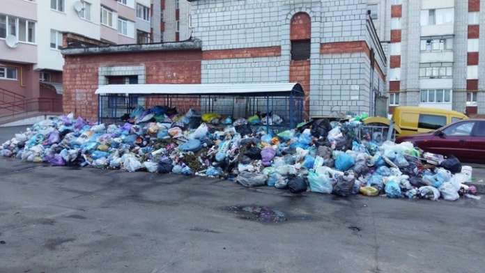 Третина сміттєвих майданчиків у Львові переповнена Третина сміттєвих майданчиків у Львові переповнена
