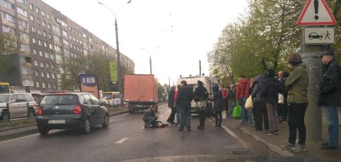 У Львові автомобіль збив підлітка (фото) У Львові автомобіль збив підлітка (фото)