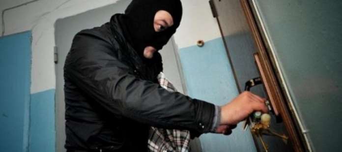 Поки чоловіка не було вдома, його родич виніс з квартири телевізор і телефон Поки чоловіка не було вдома, його родич виніс з квартири телевізор і телефон