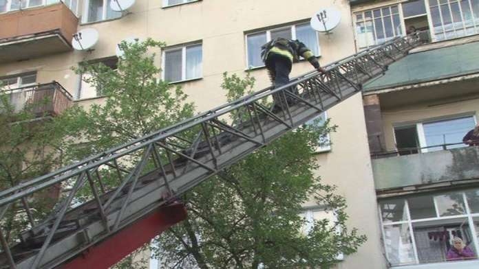 В мережі з’явилося відео, як рятувальники гасили пожежу в багатоповерхівці (Відео) В мережі з’явилося відео, як рятувальники гасили пожежу в багатоповерхівці (Відео)