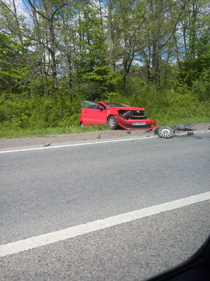 На Львівщині автомобіль злетів з дороги (фото) На Львівщині автомобіль злетів з дороги (фото)