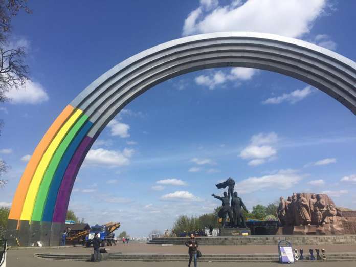 Арку Дружби народів у Києві дофарбують фрагментами орнаменту Арку Дружби народів у Києві дофарбують фрагментами орнаменту
