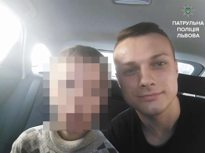 У Львові патрульні повернули матері хлопця, що загубився у натовпі У Львові патрульні повернули матері хлопця, що загубився у натовпі