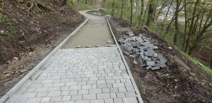 У парку «Залізна вода» проводять роботи з благоустрою У парку «Залізна вода» проводять роботи з благоустрою