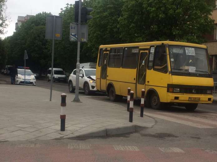 На трамвайній зупинці по Дорошенка облаштують громадський простір На трамвайній зупинці по Дорошенка облаштують громадський простір